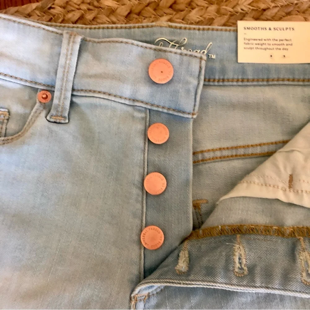 Light Wash High-Rise MIDI Jean Shorts 6/28 Button Fly by Universal Thread NEW